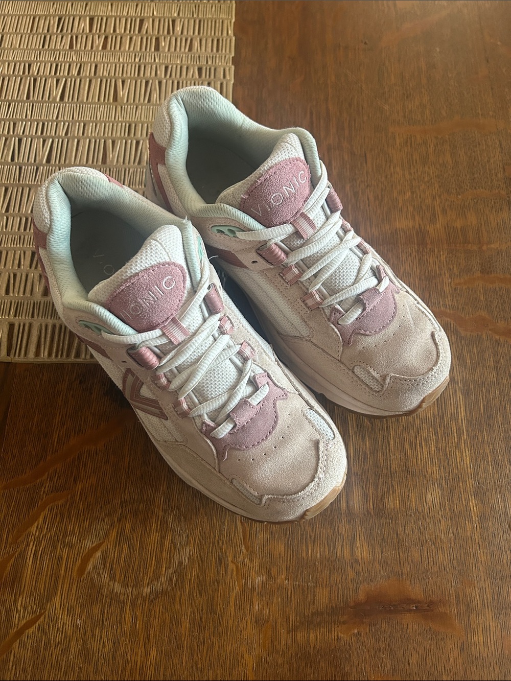 Vionic Women’s 7.5 W Wide Width Blush Pink Sneakers Lace up Comfortable Walking